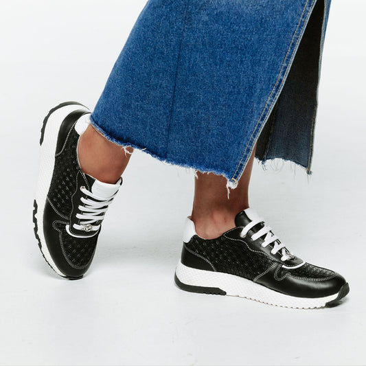 Lifestyle image for Los Angeles Casual Sneaker - Black