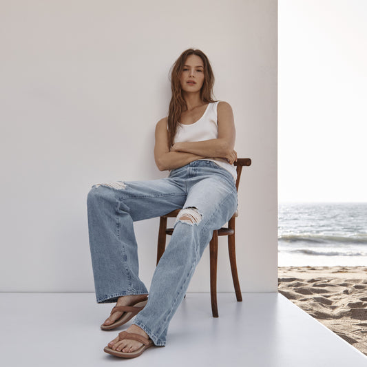 Lifestyle image for Tide 2.0 Women's Toe Post Sandal - Mocha